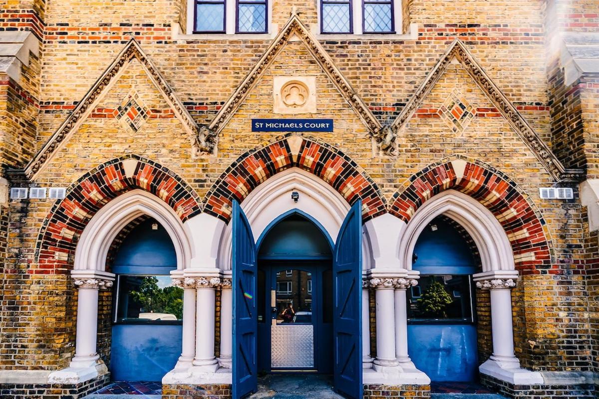 Charming In The Church Near Canary Wharf Apartment