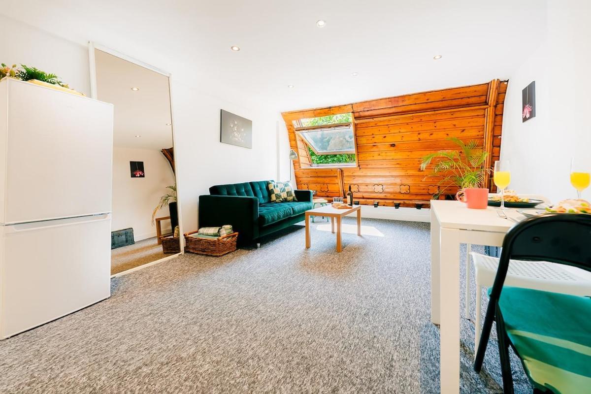 Charming In The Church Near Canary Wharf * London